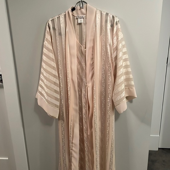 Beautiful robe and chemise - Picture 2 of 8